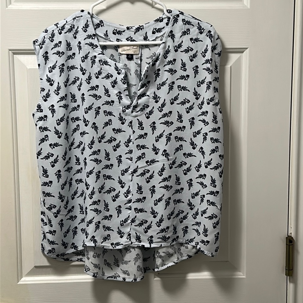 Universal Thread Sleeveless Top Size Medium